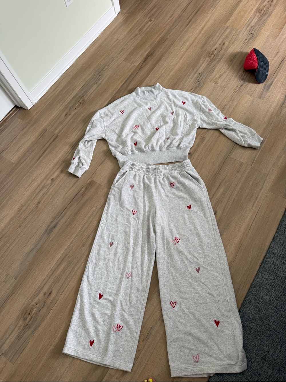 Lou and Grey  Heart-Print Cozy Set - Light Gray with Pink & Red Hearts
